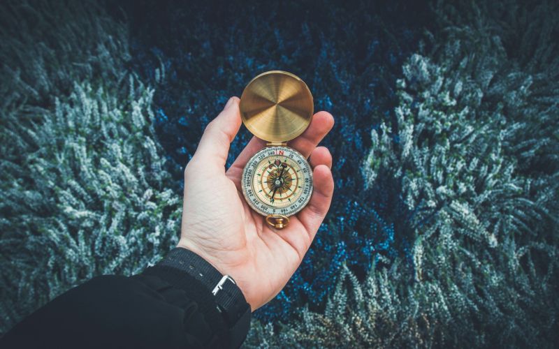 Un mentor qui guide avec une boussole pour trouver la bonne direction et avancer dans la vie