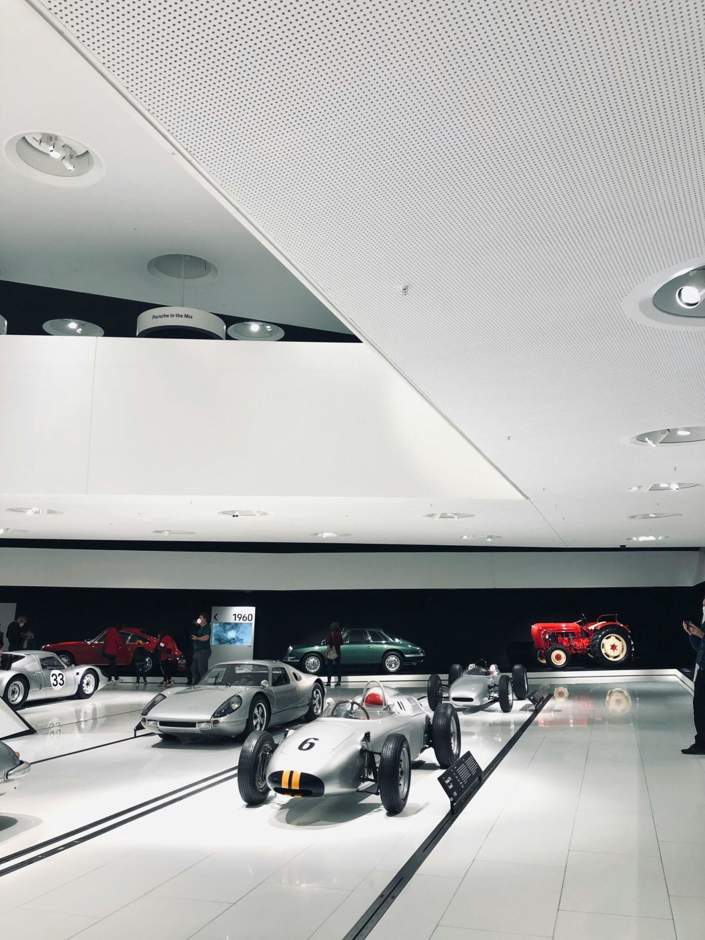 Acheter une voiture neuve chez un concessionnaire officiel dans un showroom automobile