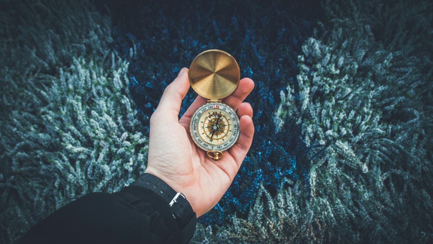 Un mentor qui guide avec une boussole pour trouver la bonne direction et avancer dans la vie