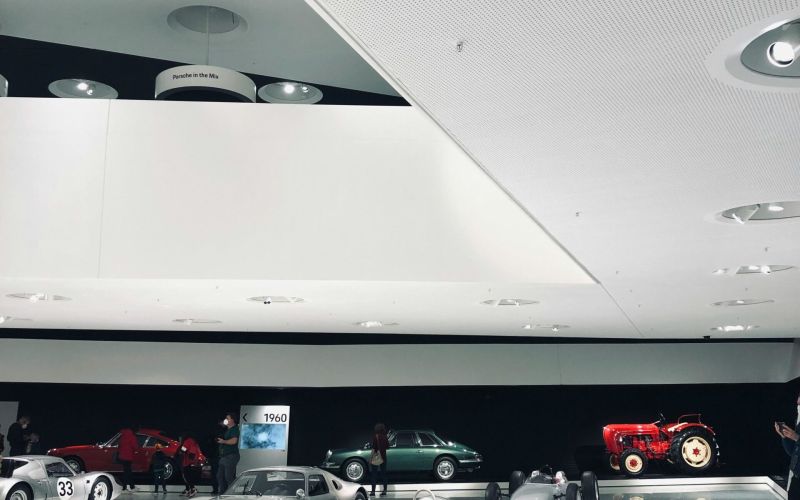Acheter une voiture neuve chez un concessionnaire officiel dans un showroom automobile